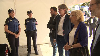 Carmena e Higueras visitan la carpa de la Policía Municipal
