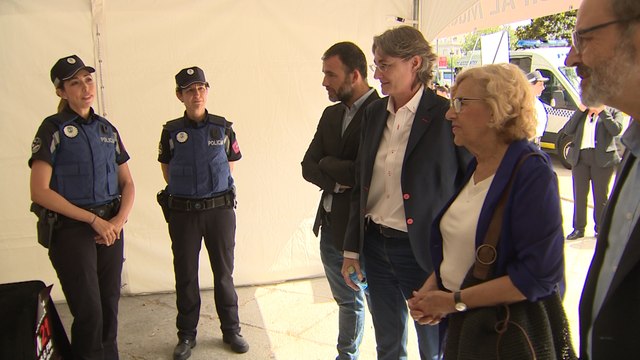 Carmena e Higueras visitan la carpa de la Policía Municipal