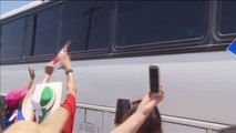 Manifestantes por los derechos de la inmigración intentan detener un autobús de niños en la frontera de Estados Unidos y México