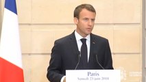 Macron a favor de sancionar a países que no acepten refugiados