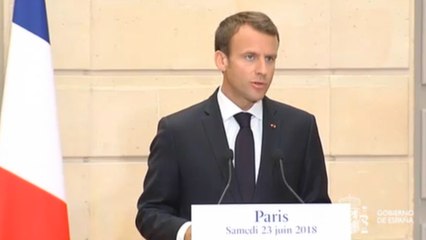 Macron a favor de sancionar a países que no acepten refugiados