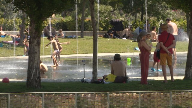 Los madrileños combaten el calor en Madrid Río