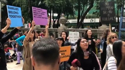Cerca de 200 mexicanos se han congregado ante la embajada de Estados Unidos, en Ciudad de México