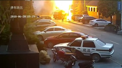 Espectacular incendio de un camión en marcha en China