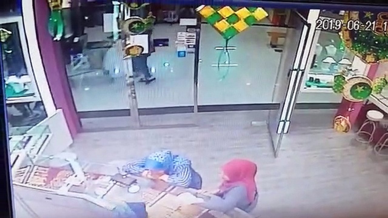 霸市金店又遇劫 4匪掠走50万金饰