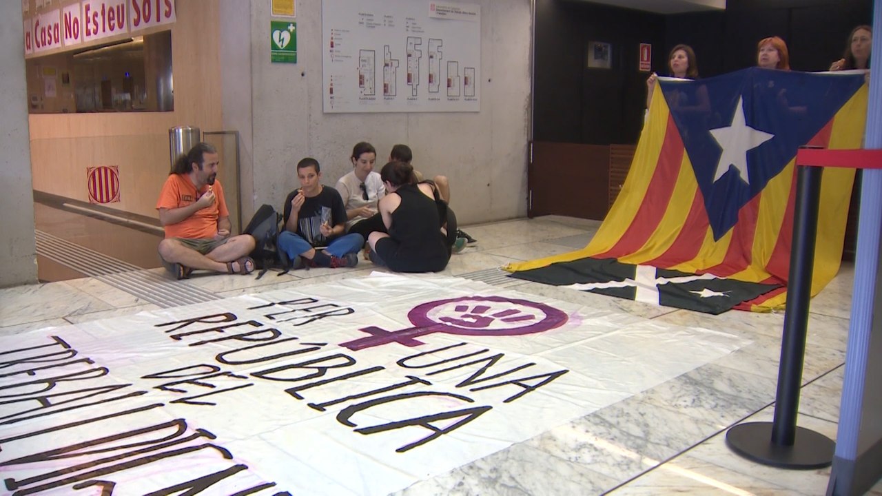 Miembros de los CDR ocupan la consejería de Trabajo