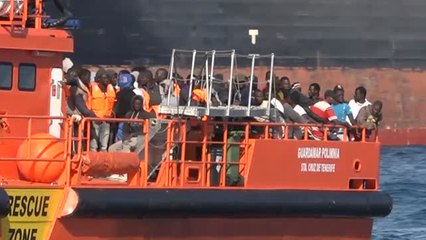 Video herunterladen: Salvamento Marítimo localiza dos nuevas pateras con 103 inmigrantes a bordo en el mar Alborán