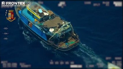 Mediterraneo - Trafficanti trasbordano i migranti su un barchino e ripartono (21.06.19)