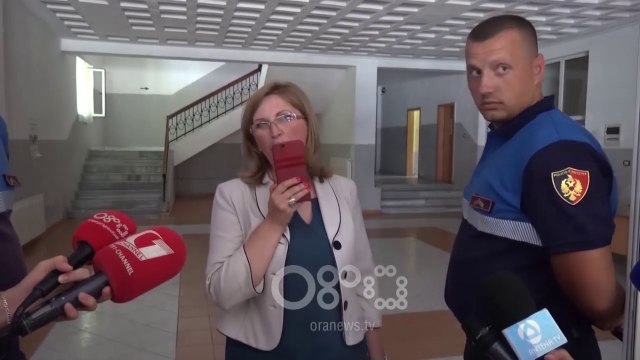 RTV Ora - Voltana Ademi kërkon lirimin e shkollës, padit policinë e shtetit