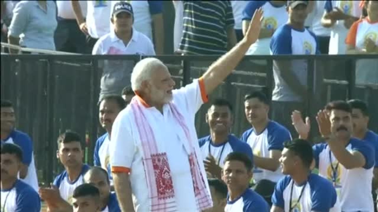 50.000 personas practican yoga junto al primer ministro indio