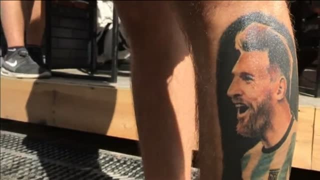 Un hincha argentino se tatúa a Messi en la pierna