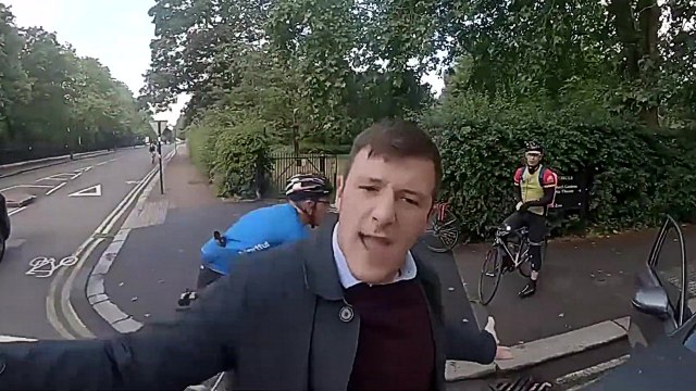 Un automobiliste en Mercedes se croit au dessus des lois en prenant une route en contresens