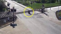 Un homme sauve la vie d'un motard de 85 ans qui chute sur un passage à niveau