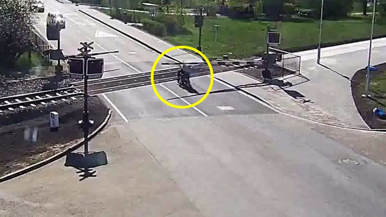 Un homme sauve la vie d'un motard de 85 ans qui chute sur un passage à niveau