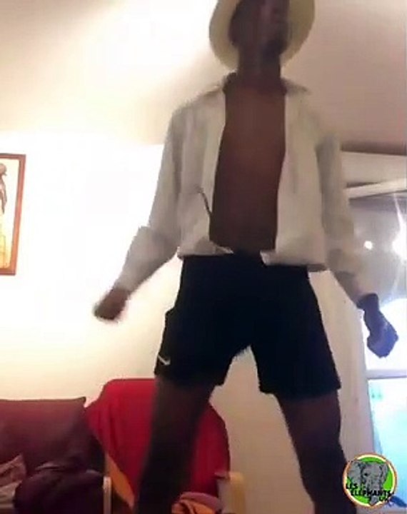 Cet homme s'enjaille sur un tube très célèbre. Admirez !
