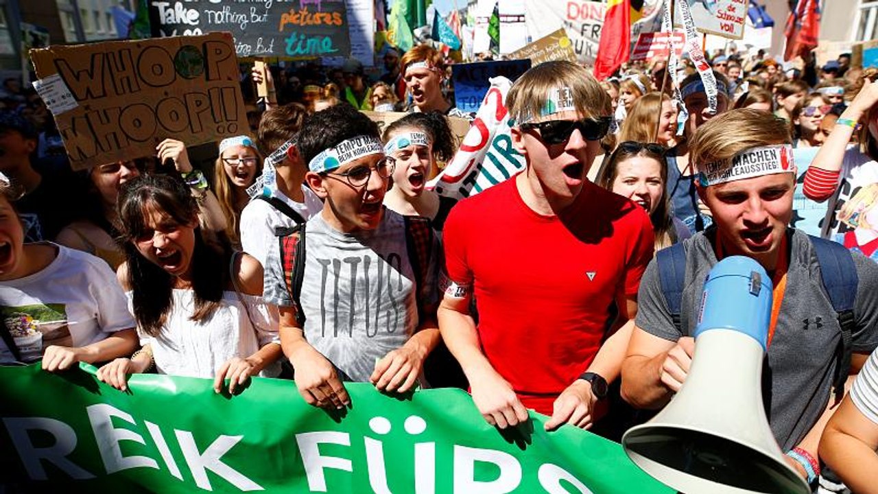 Aachen hüpft und feiert für den Klimaschutz
