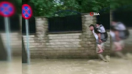 Sel çocuğu böyle sürükledi
