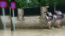 Sel çocuğu böyle sürükledi