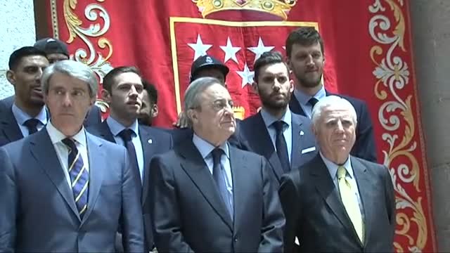 El Real Madrid celebra su título de Liga ACB en la sede de la Comunidad de Madrid