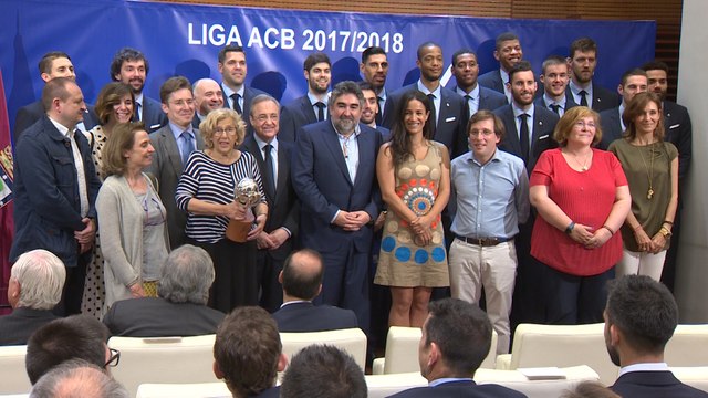 Carmena recibe a los campeones de la Liga Endesa