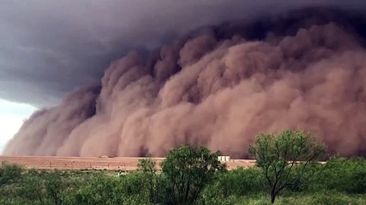 Massive Sand Storm Strolls Through Texas