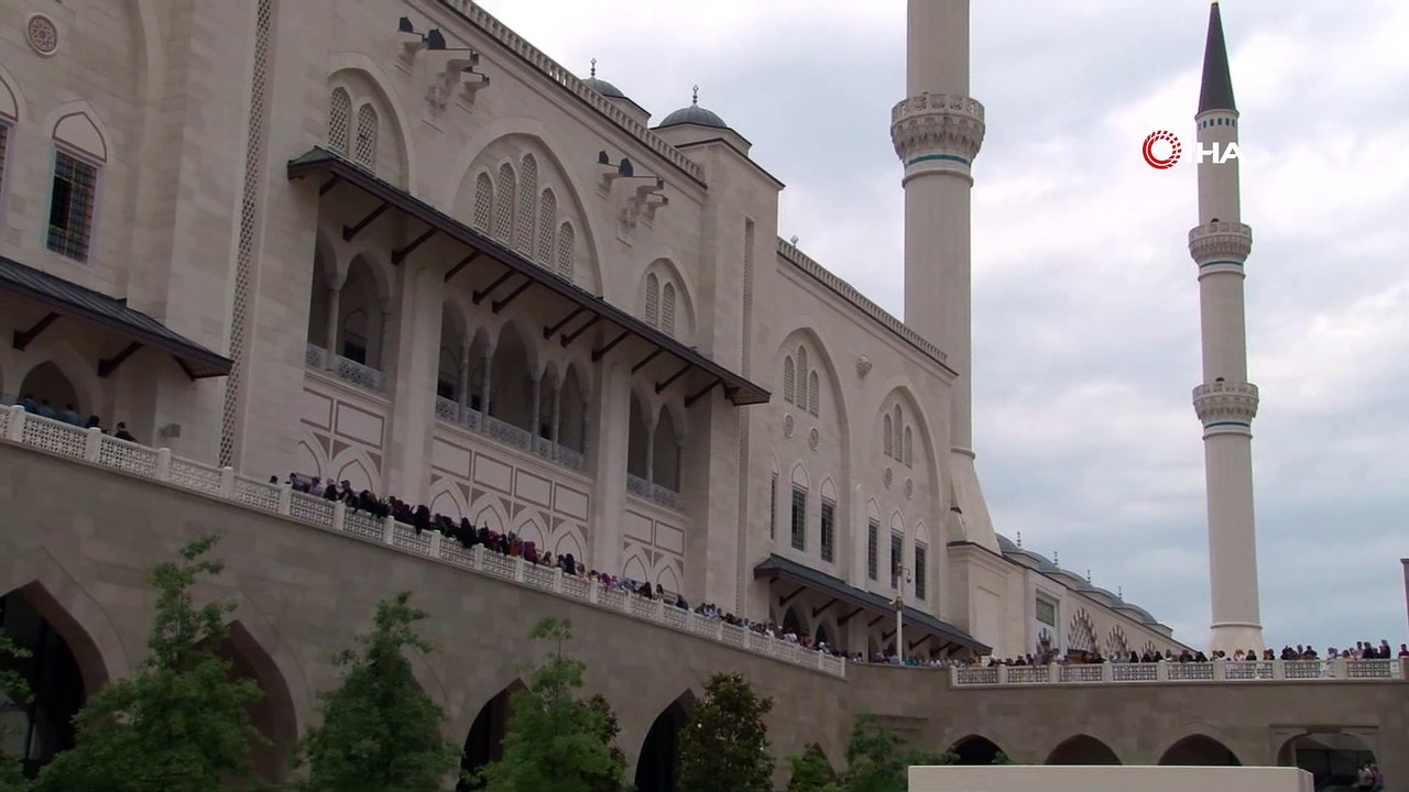 Cumhurbaşkanı Erdoğan Cuma namazını Çamlıca Camii'nde kıldı