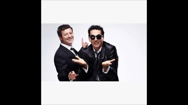 Le camping-car des Chevaliers du Fiel arrive dans le théâtre antique