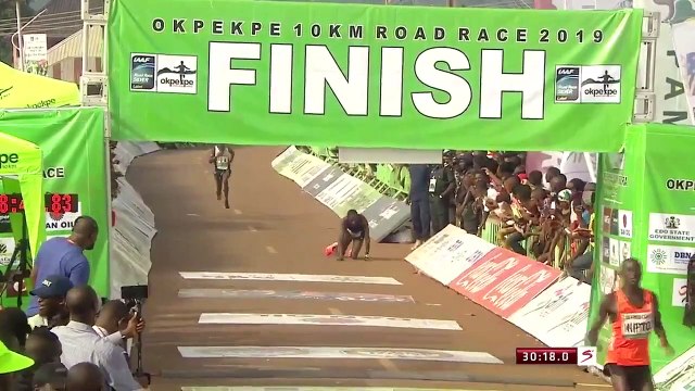 Un coureur kényan aide son adversaire à franchir la ligne d'arrivée de la course