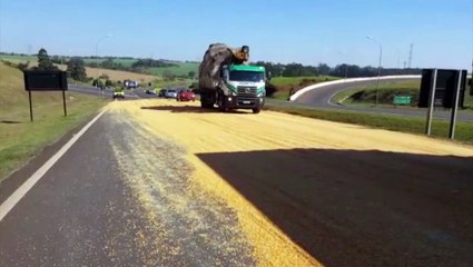 Carga de milho fica esparramada na BR-277, perto do acesso ao Contorno Oeste