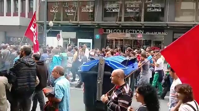 Bengalas y petardos durante el trayecto de la marcha del Metal