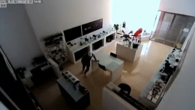 Una banda de ladrones vacía una tienda sevillana de drones en dos minutos