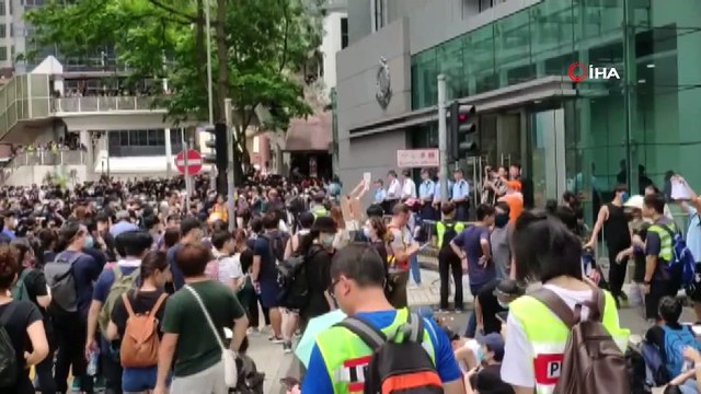 - Hong Kong'da Protestocular Yeniden Sokaklarda- Protestocular Polis Merkezini Kuşattı