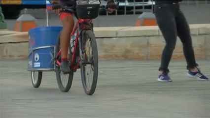 Un ciclista portugues llega pedaleando hasta Moscú para ver a su selección