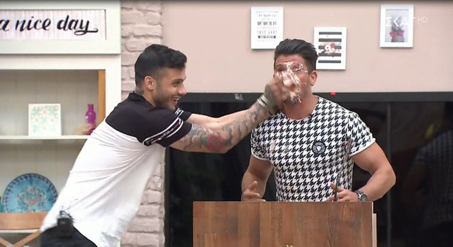 PowePower of love τελικός: Απίστευτο! O Μπιλ πέταξε τούρτα στον Τζόνι! Δείτε τι συνέβη r of love τελικός: Απίστευτο! O Μπιλ πέταξε τούρτα στον Τζόνι! Δείτε τι συνέβη