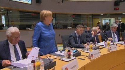 La UE salva el acuerdo sobre el euro, pero deja sin cerrar el relevo de poder