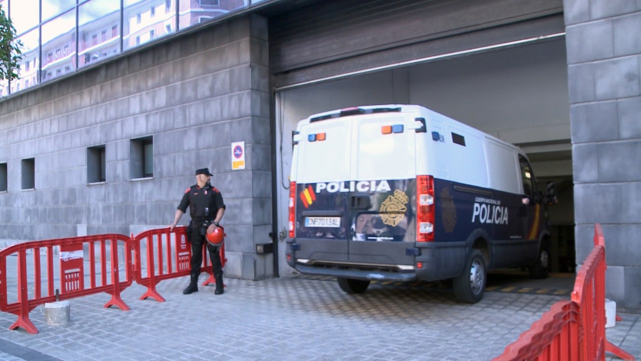 Furgón con los cinco acusados de La Manada llega a los juzgados