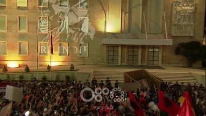 RTV Ora - Simbolika: Protestuesit rrëzojnë bustin e Edi Ramës para kryeministrisë