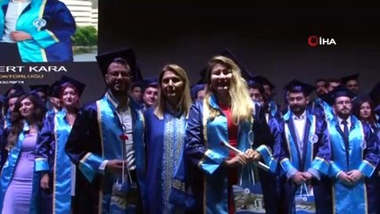 Mezuniyette beyaz önlüğünü giydiren babasının eksikliğini yaşadı