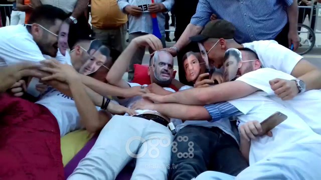 RTV Ora - Qeveria Rama në shtrat me krimin , simbolika e të rinjve të opozitës në protestë