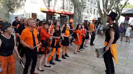 Avignon : la batucada de Rochefort-du-Gard, Oumpack résonne place des Carmes