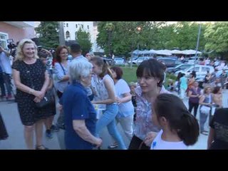 RTV Ora - Bashkëshortja dhe vajzat e kryetarit të PD-së i bashkohen protestuesve