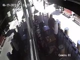 Ce patron de bar stoppe un voleur en lui lançant une chaise !