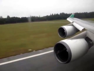 Les images impressionnantes de l'inversion de poussée d'un avion Boeing 747 qui atterrit.