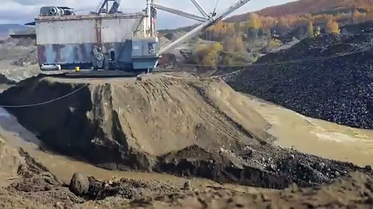 Ils déplacent une  énorme machine de construction d'une façon plutot insolite