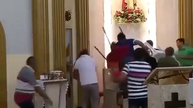 Un homme casqué tente de braquer une église et va le regretter amèrement