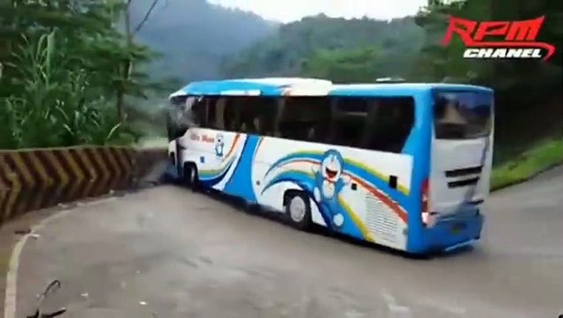 Ce conducteur saute d'un autocar qui n'a plus de frein