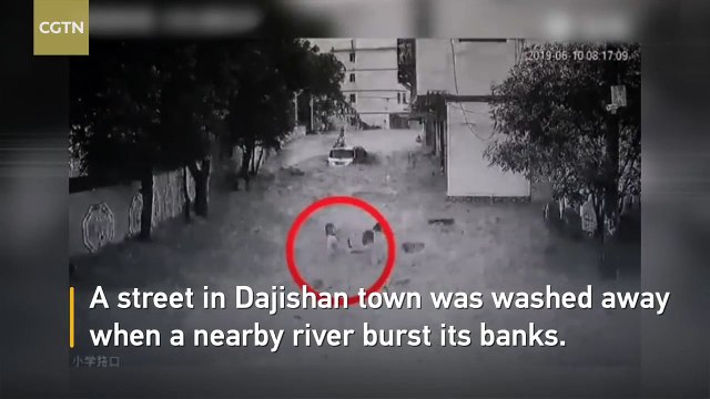 Ce héros sauve deux enfants emportés dans une inondation en moins de deux minutes