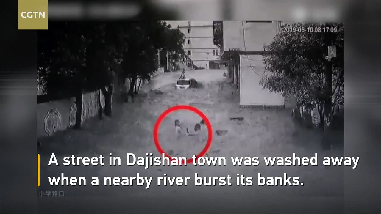 Ce héros sauve deux enfants emportés dans une inondation en moins de deux minutes