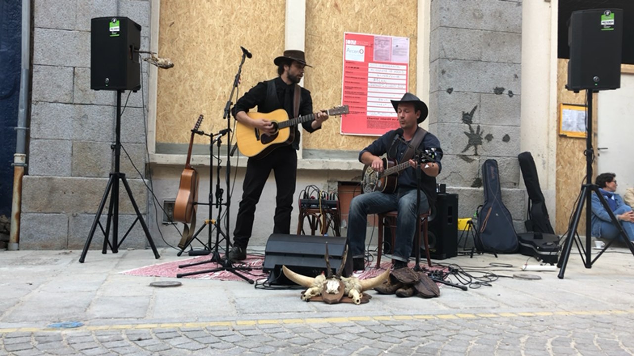 Le groupe Dust sur la place Cambernon
