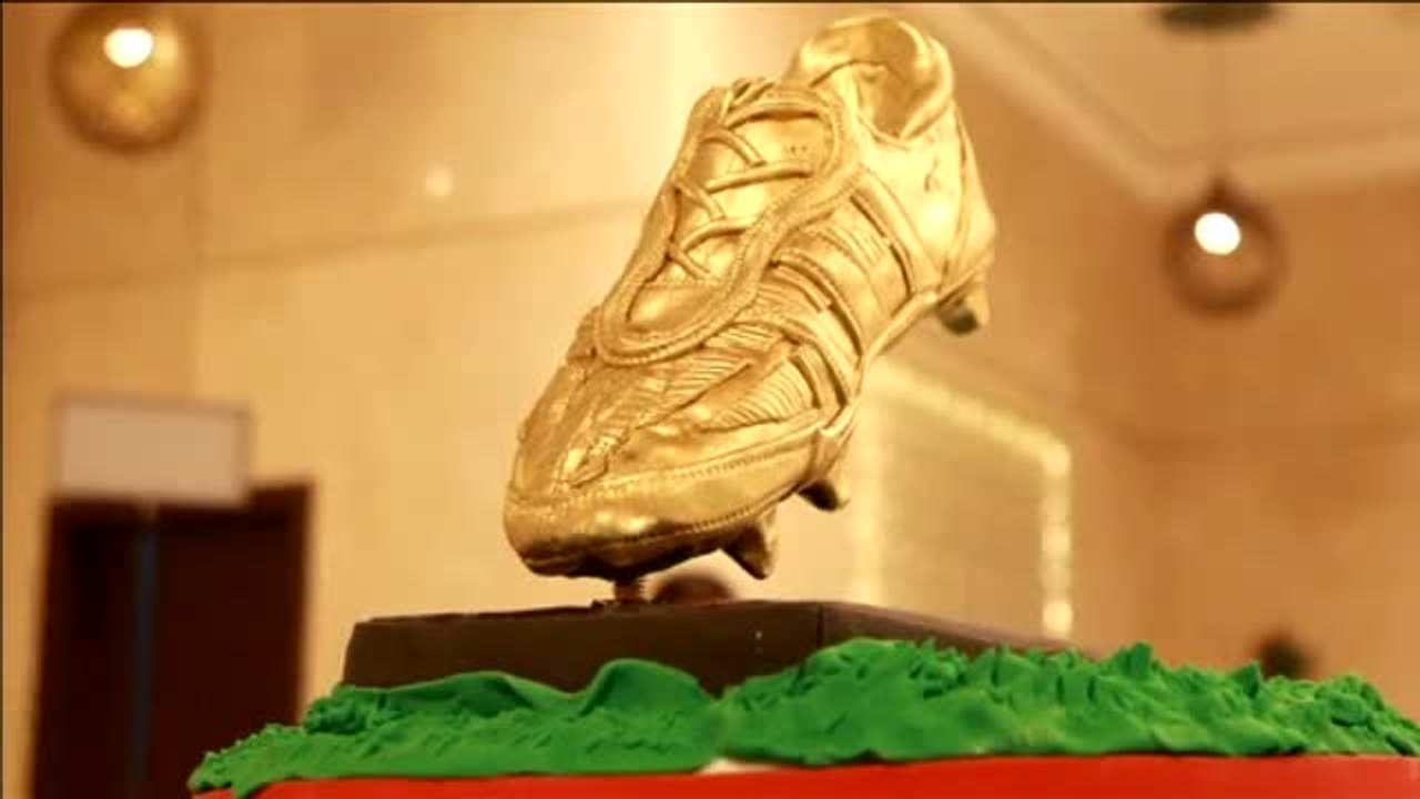 Salah celebra su cumpleaños con sus compañeros